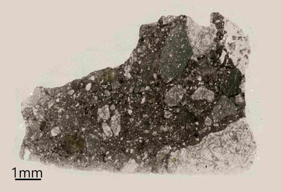 Meteorito pavyzdys. Uoliena iš Mėnulio, turinti apatito mineralo. Tara Hayden nuotr.