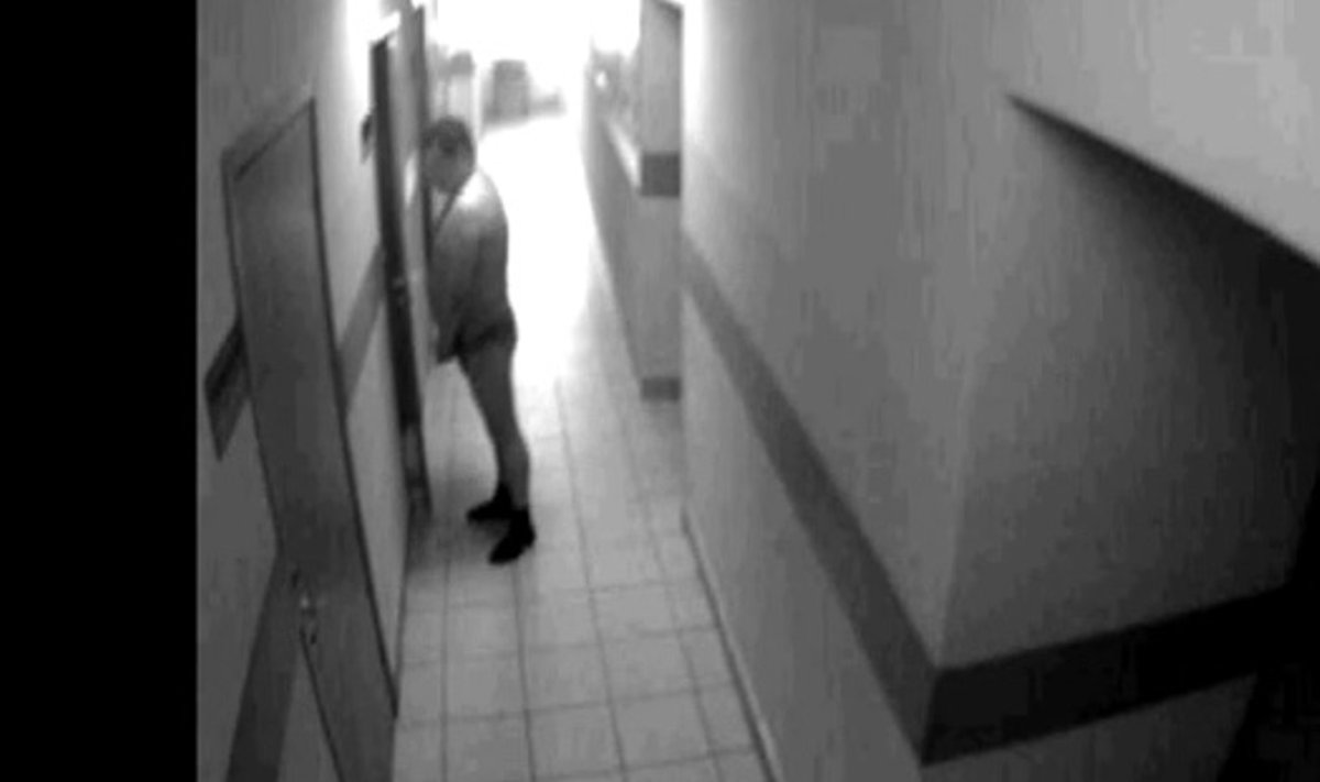 Sankt Peterburge nufilmuota, kaip policijos pareigūnas šlapinasi prie kabineto durų