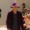 "Burberry" vyrų aprangos kolekcijoje dominavo spalvingos skrybėlės.
