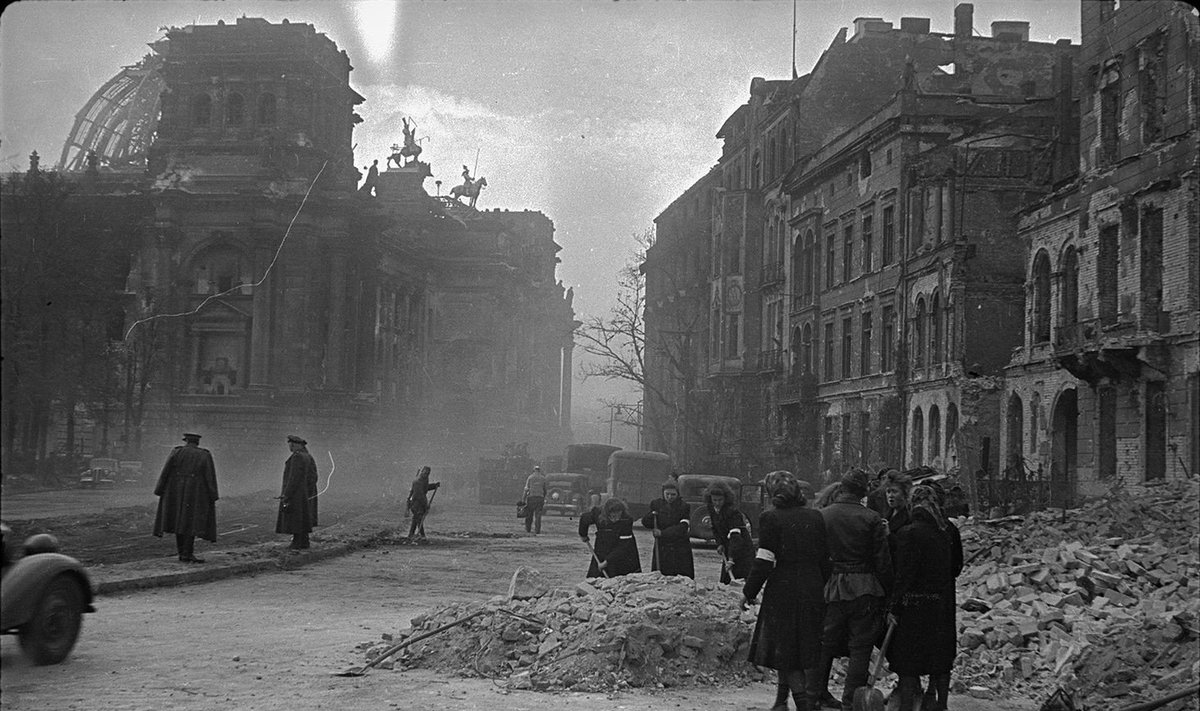 Vokiečių moterys ardo griuvėsius prie Reichstago. Tolėliau matyti sovietų kariškiai.