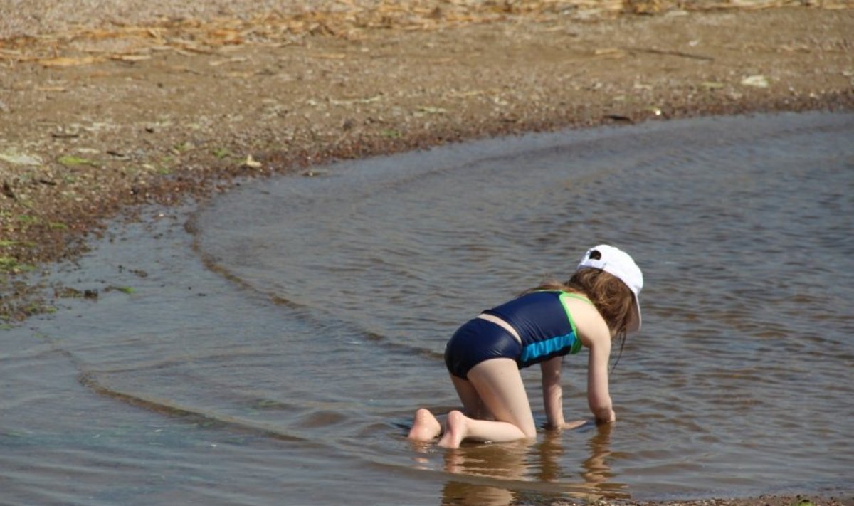Vaikas maudosi ežero pakrantėje
