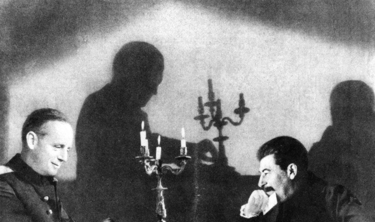 Kremliuje kortomis žaidžiančių Joachimo von Ribbentropo (kairėje) ir Josifo Stalino fotomontažas
