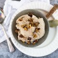 Išskirtinio skonio desertas – vaniliniai chai ledai su karameliniais riešutais