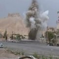 Sirijos televizijos reportažuose rodoma, kaip kariai išminuoja Palmyrą