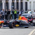 Sostinėje pristatytas „Formulės 1“ automobilis: kurtinantis garsas pritraukė minią gerbėjų