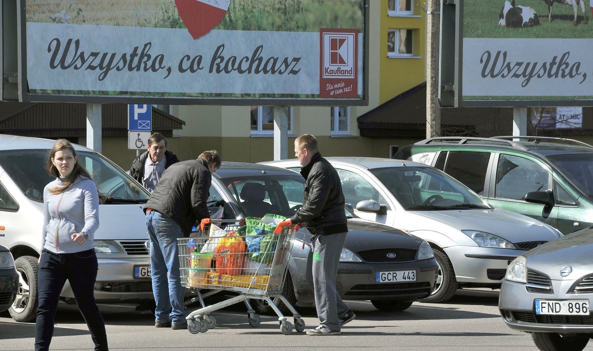 Lietuviai šluoja Suvalkų parduotuves