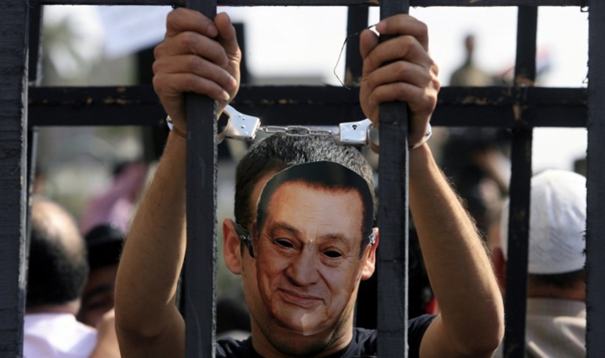 Protestuotojas su Hosni Mubarako kauke