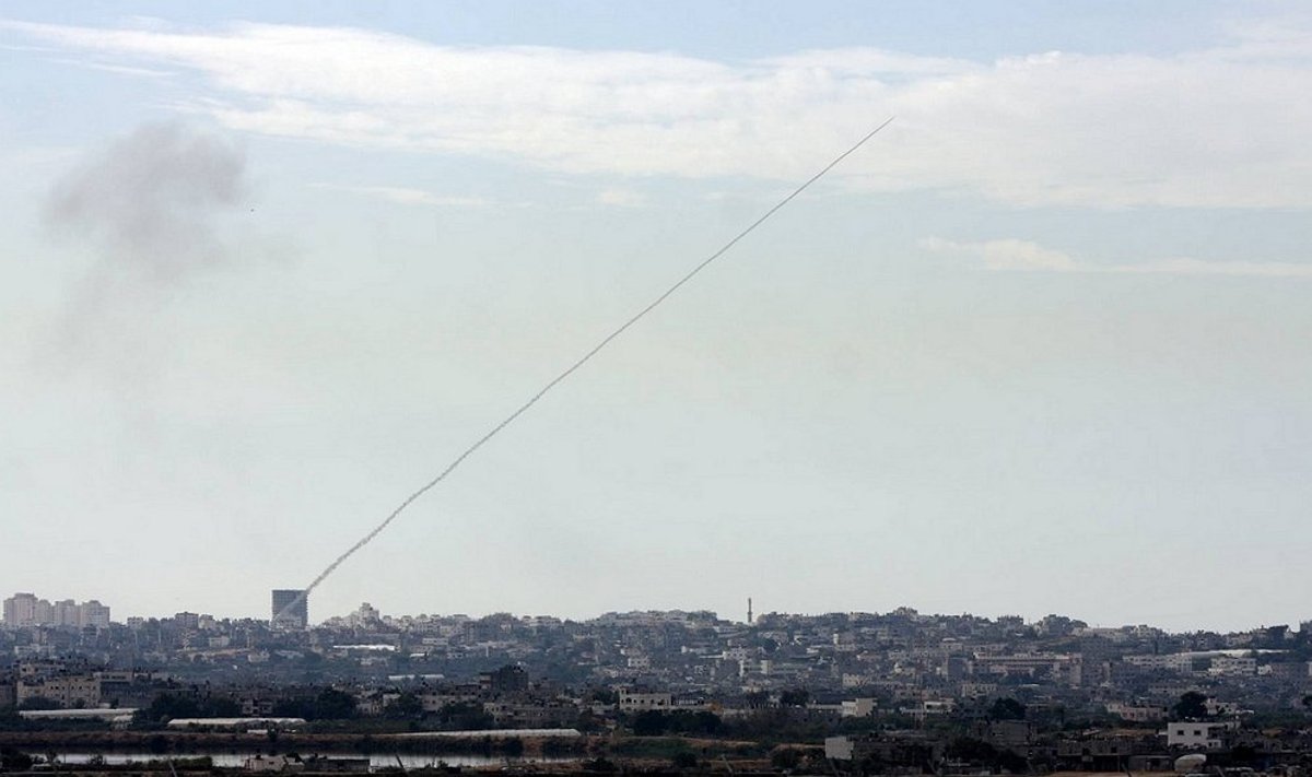 Palestiniečių raketa skrieja į Izraelį 