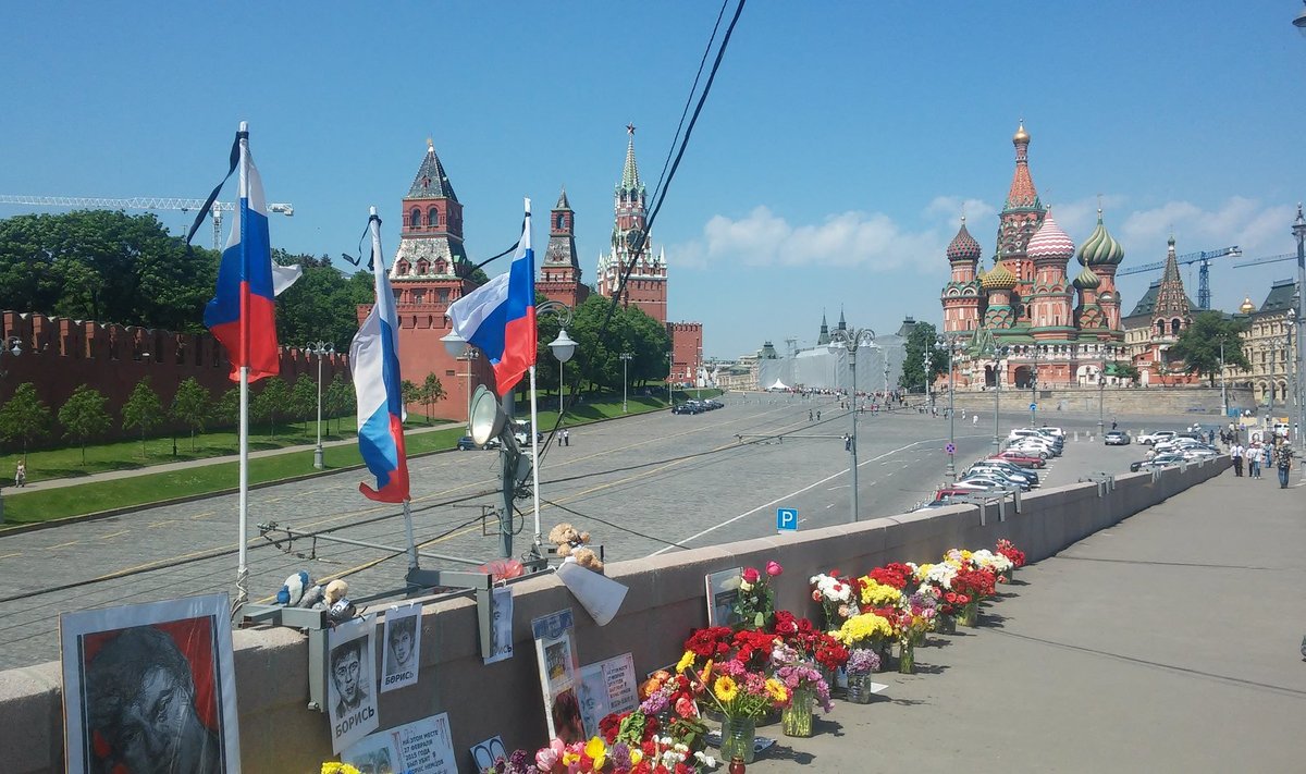 B. Nemcovo nužudymo vieta prie Kremliaus