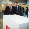 Tiesiogiai: Valdas Adamkus balsuoja prezidento rinkimuose