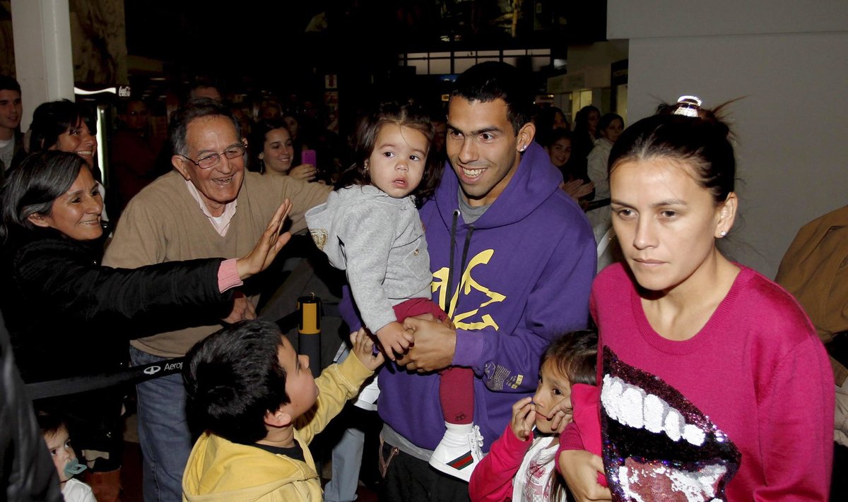 Carlosas Tevezas su žmona Vanessa Mansilla ir dukterimis Florencia bei Katie 
