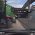 Nufilmuotas pavojingas sunkvežimio manevras ir smūgis į automobilį