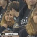 Mergina norėjo pabučiuoti vaikiną rungtynių metu, bet viskas įvyko ne taip, kaip tikėtasi