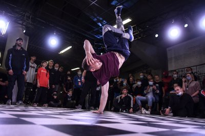 Breikas – sportinių šokių discipina (šoka BBoy Deni) / FOTO: Artūro Mažeikos