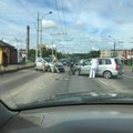 Kaune dviejų automobilių kaktomuša, dėl avarijos kelias sunkiai pravažiuojamas