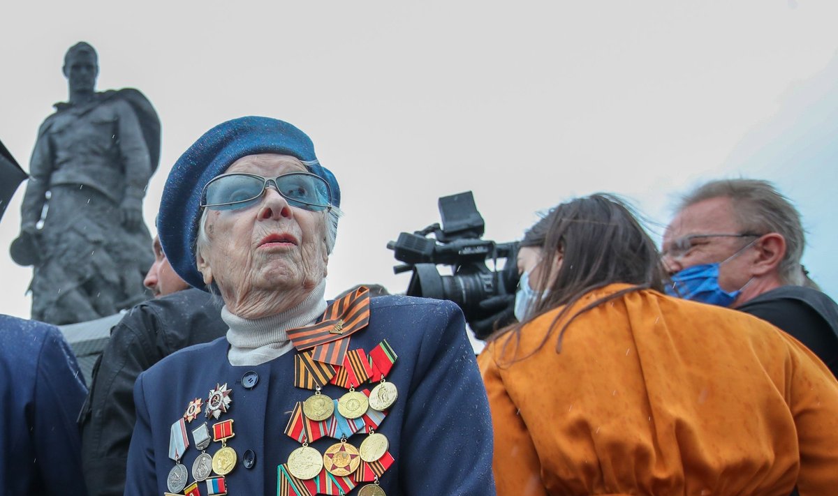 Antrojo pasaulinio karo veteranė Maria Potapova dalyvauja Rzhevo memorialo sovietiniam kariui atidengimo ceremonijoje netoli Choroševo kaimo. Asociatyvi nuotr. 