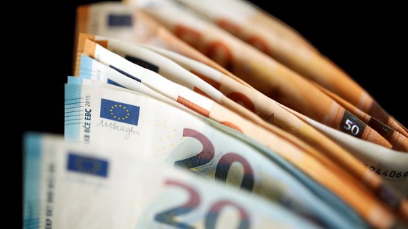 Euro kursas po trijų dienų smukimo patraukė aukštyn