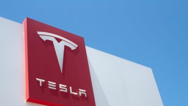 Milžinei „Tesla“ atsiveria kelias į pirmą gamyklą Vokietijoje