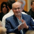 Britų rašytojas Salmanas Rushdie davė pirmą interviu po baisaus išpuolio