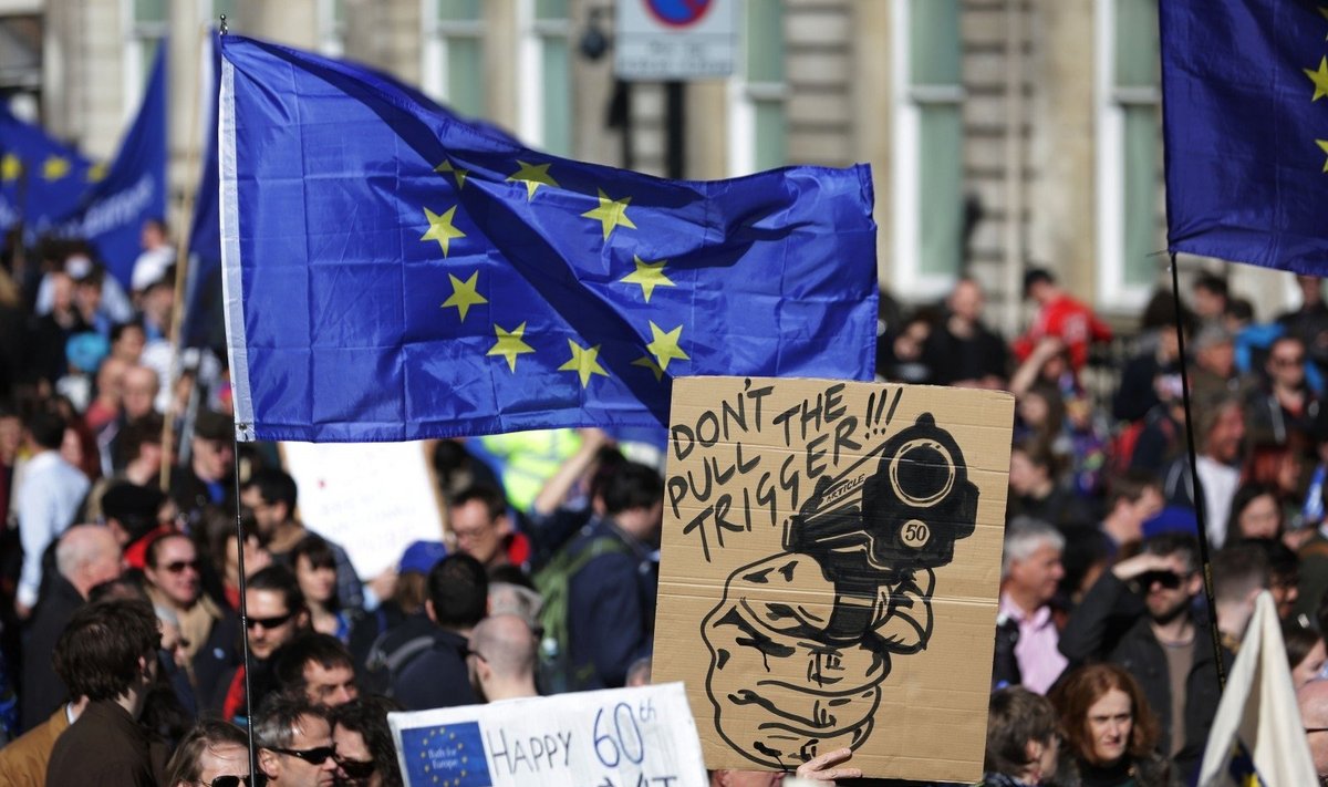 Londone tūkstančiai demonstrantų protestavo prieš „Brexit“