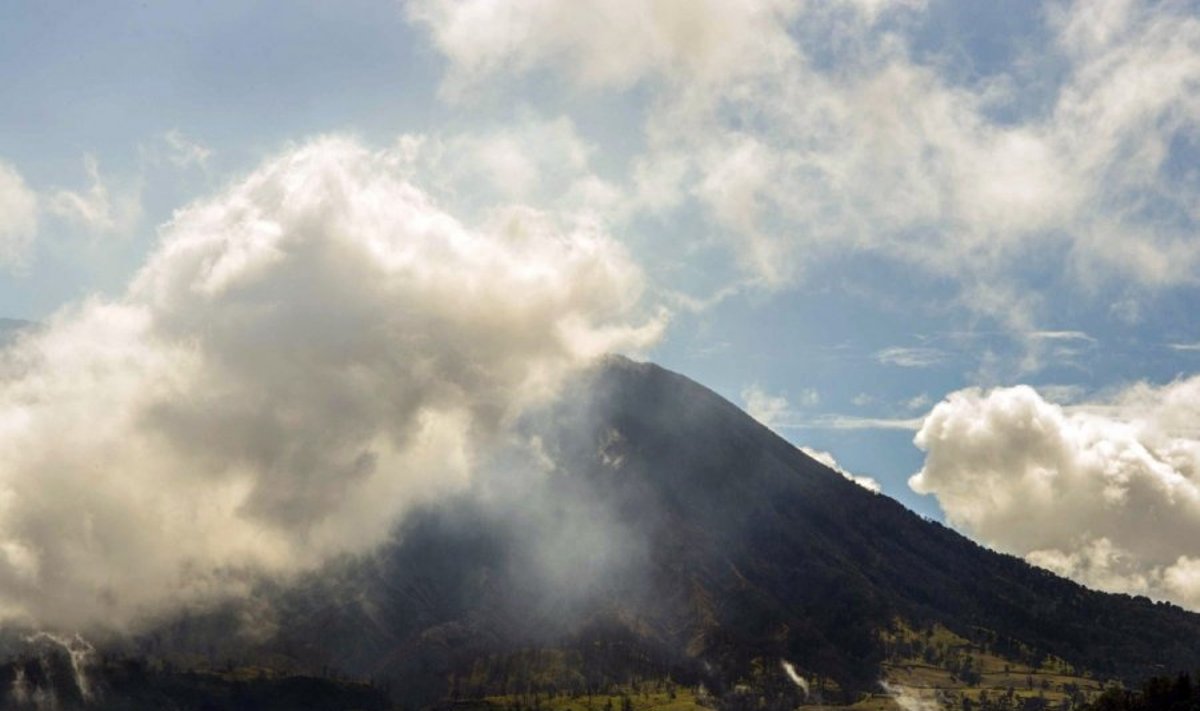 Kosta Rikoje išsiveržė Turialbos ugnikalnis