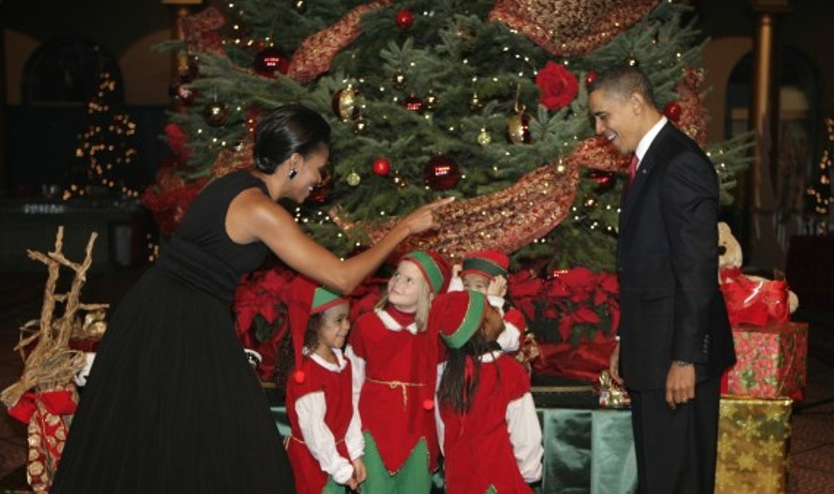 B.Obama su žmona Michelle prie kalėdinės eglės
