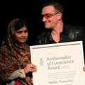 Pakistaniečių moksleivė Malala gavo apdovanojimą iš U2 dainininko Bono rankų
