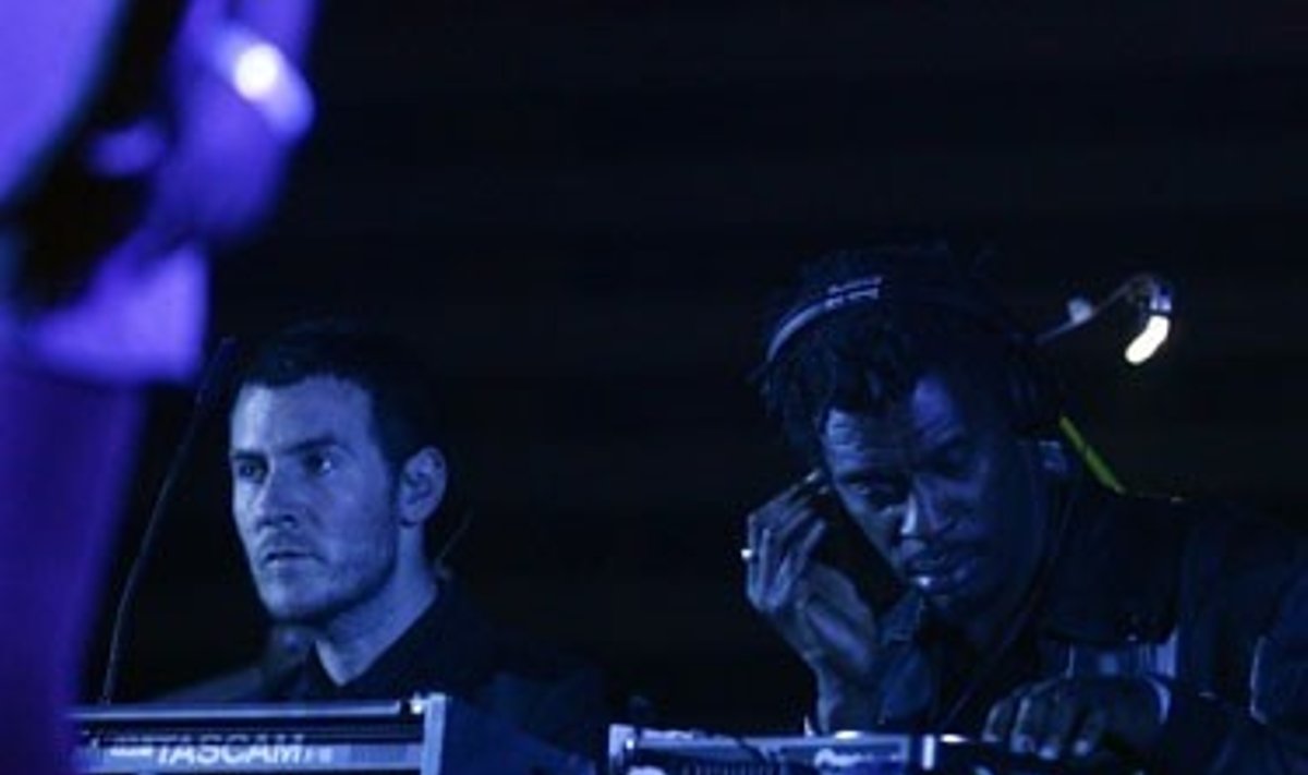 Robertas Del Naja (kairėje) ir Daddy G iš britų grupės „Massive Attack“