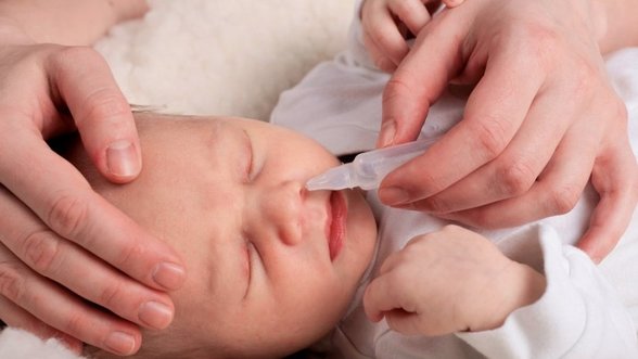 Kūdikis sloguoja: kuo gydyti, kaip valyti nosį ir kokių klaidų nedaryti?