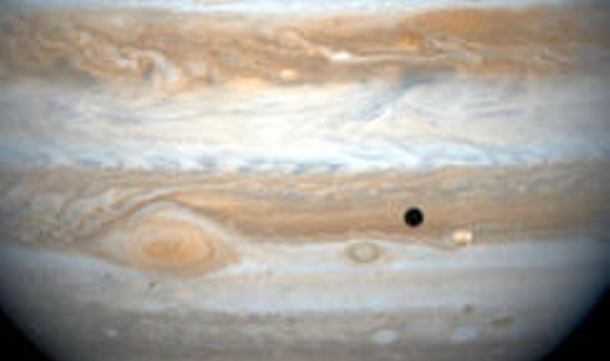 Apie Jupiterį skrieja tamsų šešėlį metantis palydovas Ijo