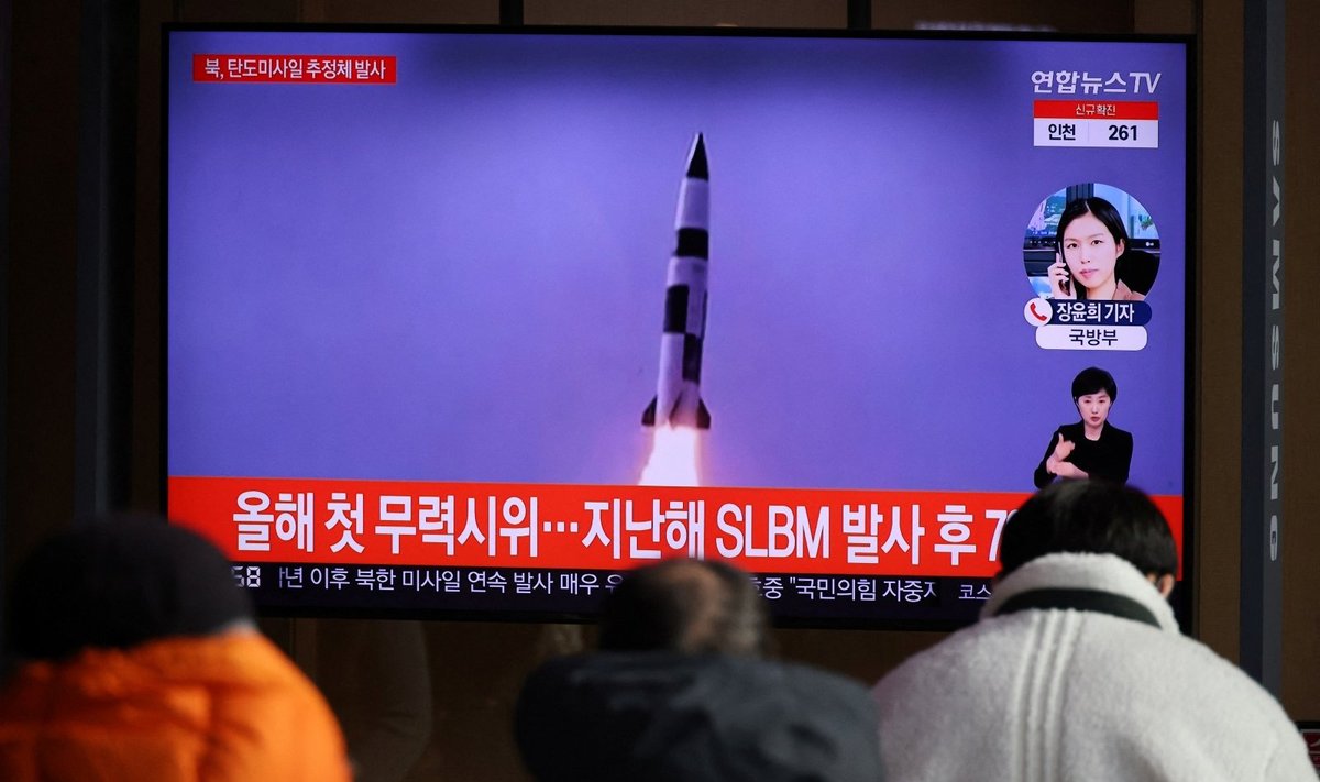 Šiaurės Korėja paleido įtariamą balistinę raketą į jūrą