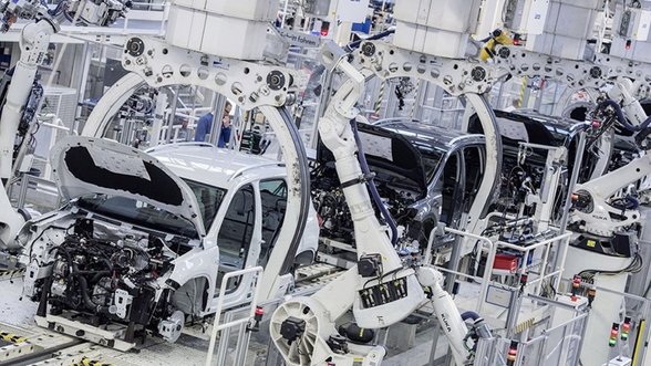 „Volkswagen“ atleis darbuotojus Slovakijoje – juos pakeis mašinos