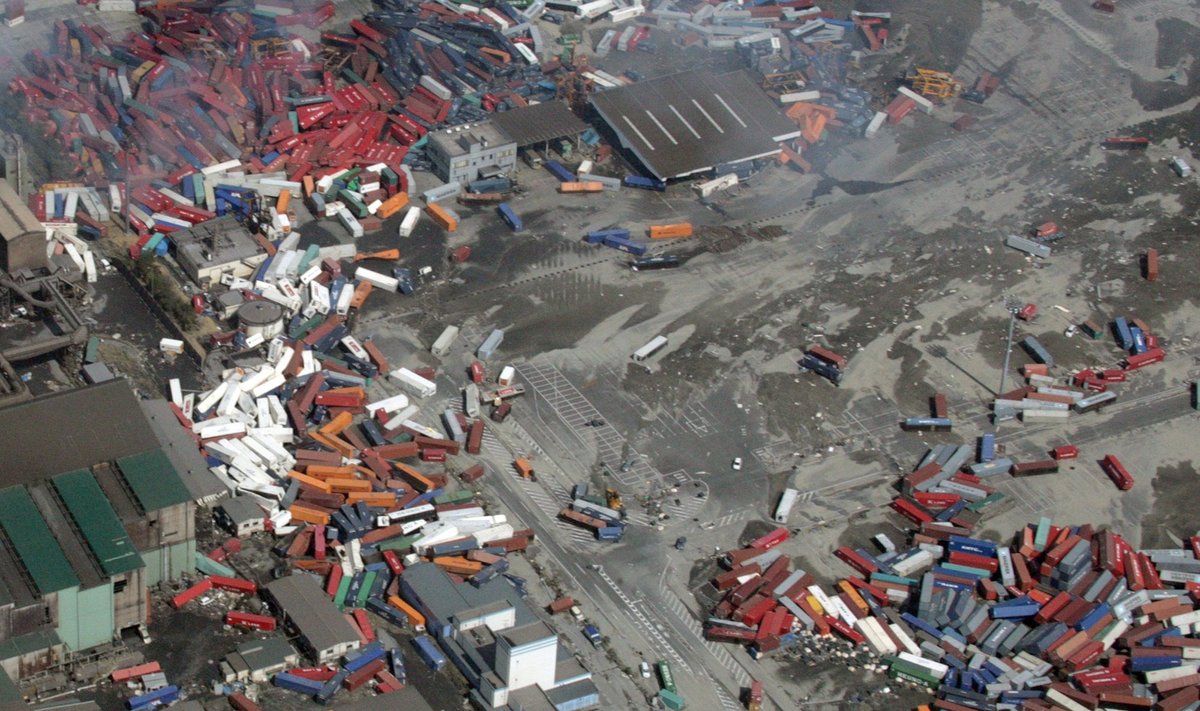 Japonija po cunamio ir žemės drebėjimo. Nuotraukos iš lėktuvo.