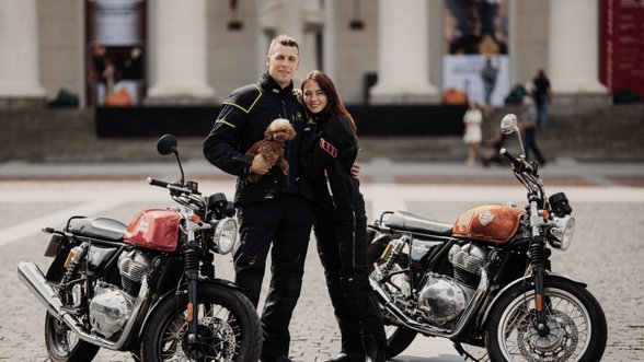 A. Gelažninkas su žmona ir augintiniu keliavo motociklais: pasigrožėkite atostogų vaizdais