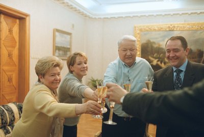 Наина Ельцина, Татьяна Дьяченко, Борис Ельцин, Михаил Лесин. Март 2000 года