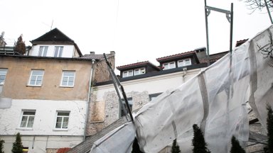 Vėtra gyventojų namams kaip reikiant pridarė bėdų: skaičiuoja beveik 50 tūkst. eurų vertės nuostolių