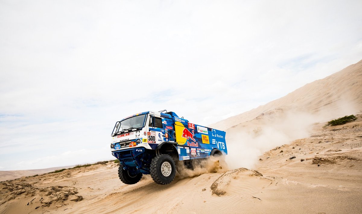 Sunkvežimių kovos Dakaro ralyje. iGo2Dakar nuotr.