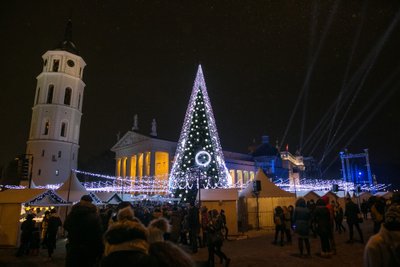 Vilnius, 2018 m. gruodžio 1 d. (ELTA). Sostinės Katedros aikštėje įžiebta Kalėdų eglė. Dainiaus Labučio (ELTA) nuotr.