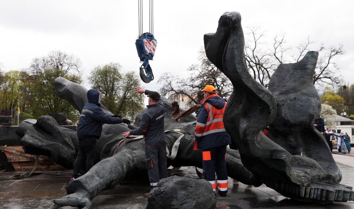 Kyjive nugriautas Rusijos ir Ukrainos draugystę simbolizavęs sovietinis paminklas
