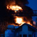 Didelis juodų dūmų stulpas Vilniuje: pranešama apie degantį automobilių sąvartyną