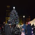 Įžiebta Biržų kalėdinė eglė: miestas pasipuošė gyva sidabrine eglute