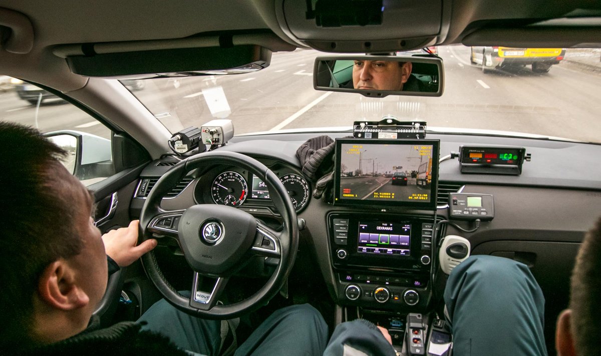 Nežymėta policijos „Škoda“ didina apsukas: užfiksuojama labai rimtų pažeidimų