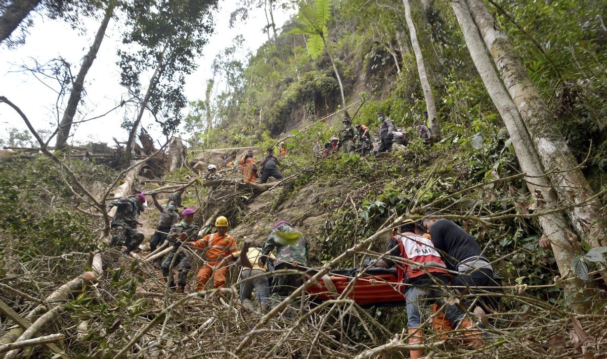 Indonezijoje per griūtį neteisėtoje aukso kasykloje žuvusių žmonių skaičius padidėjo iki 8