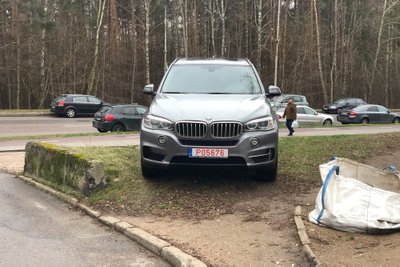 Įžūlus BMW vairuotojas erzina daugiabučio kaimynus