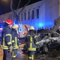 Šalia Klaipėdos dramos teatro per kraupią BMW avariją užsimušė du jaunuoliai, vairuotojas sužalotas