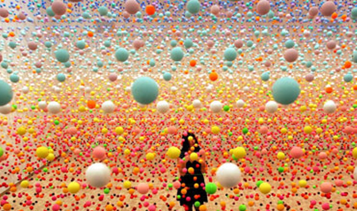 Australijos menininkė Nike Savvas baigia kabinti paskutinius iš 50 tūkst. polistirolo kamuoliukų, sudarančių skulptūrą "Atomai - kupini meilės, kupini stebuklo", eksponuojamą vienoje iš meno galerijų Sidnėjuje. 10 ventiliatorių pučia vėją į kamuoliukus ir šie vibruoja sukeldami mirgėjimą, kuris paprastai būdingas dykumoms. 