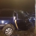 Kauno r. „Ford“ rėžėsi į medį: pranešama, kad vairuotojas palikęs sužalotus asmenis pasišalino