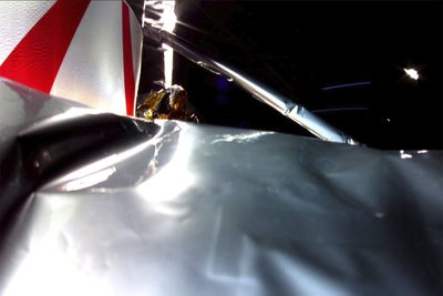 Nuotraukoje matyti pažeista „Peregrine“ nusileidimo modulio izoliacijos dalis. Astrobotic/Scanpix nuotr.