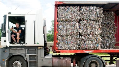 Plastiko butelių perdirbimas žengia į priekį: gamina automobiliams kilimėlius