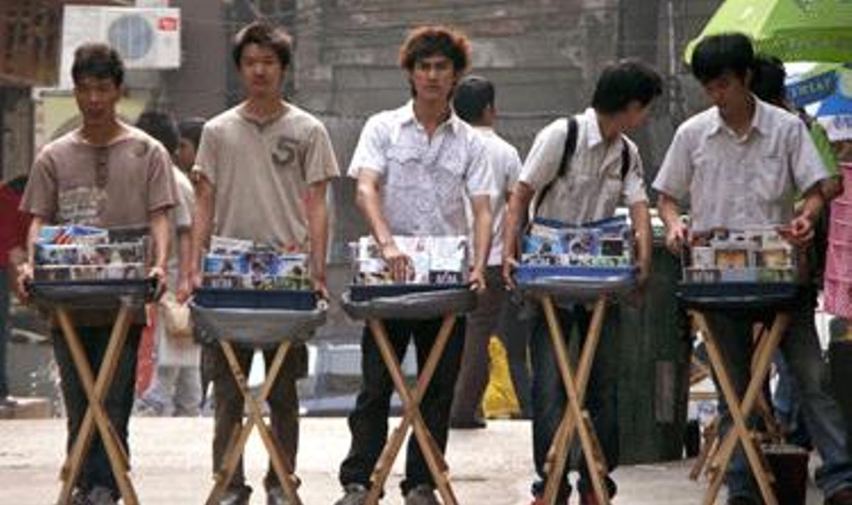 Kinai Guangzu gatvėje pardavinėja piratinę programinę įrangą ir nelegalius dvd kompaktinius diskus. 